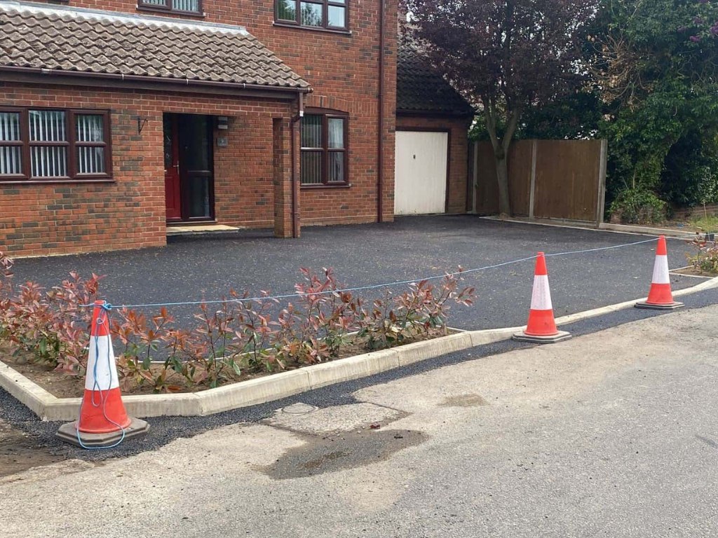 This is a newly installed tarmac driveway just installed by NS Driveways Ascot